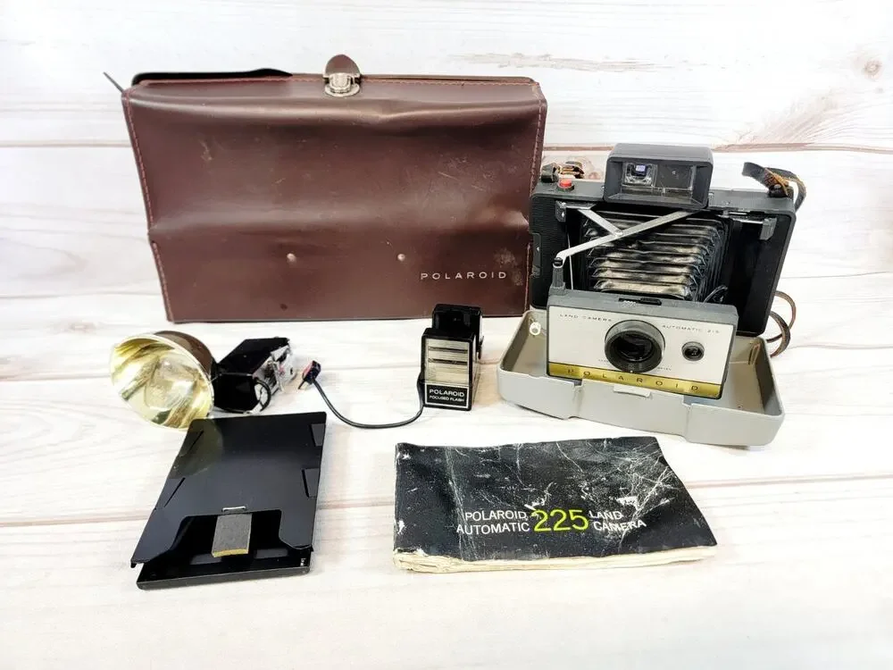 Vintage Polaroid Automatic Land Camera 215 W/Case, Manual and Flash Untested